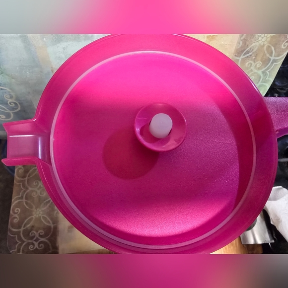 Tupperware Pink Pitcher with Lid 1 Gal - Picture 5 of 10